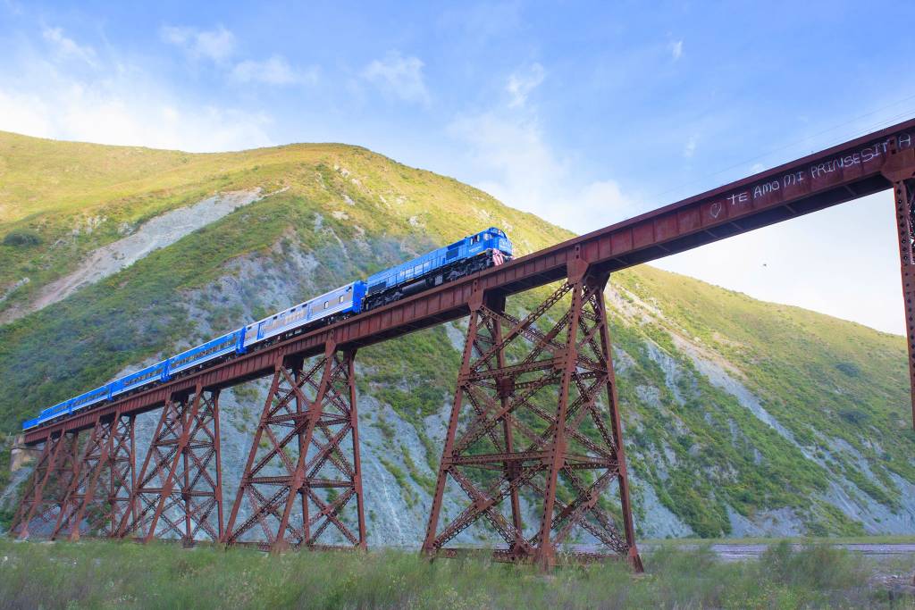 Tren a las Nubes Na imagem, um trem passa sobre uma ponte muito alta.