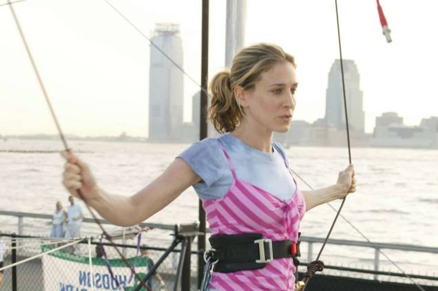 Carrie pensativa antes de se jogar nas aulas da Trapeze School of New York. Carrie pensativa antes de se jogar nas aulas da Trapeze School of New York.