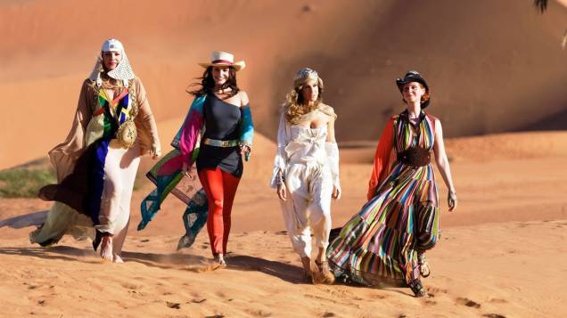 Samantha, Charlotte, Carrie e Miranda desfilam seus modelitos pelas dunas de Ouarzazate. Samantha, Charlotte, Carrie e Miranda desfilam seus modelitos pelas dunas de Ouarzazate.