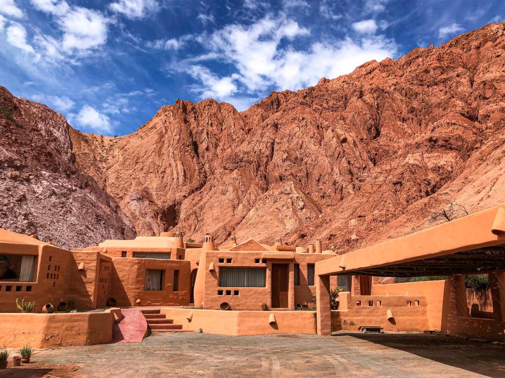 Purmamarca, Jujuy, Argentina É possível ver casas construídas diretamente nas montanhas em Purmamarca, na Argentina.