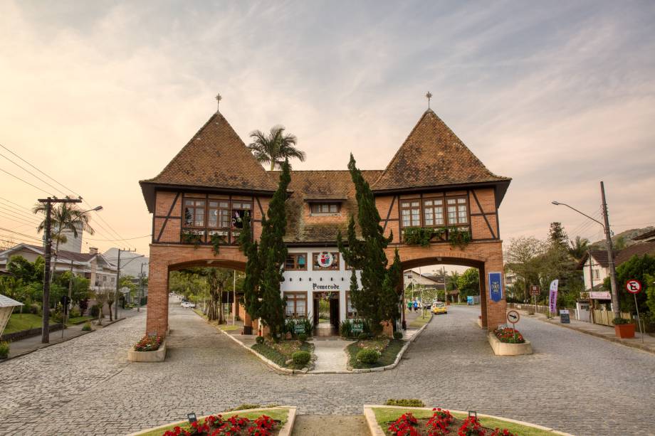 O Portal Turístico Sul de Pomerode recebe os visitantes que chegam de Blumenau.