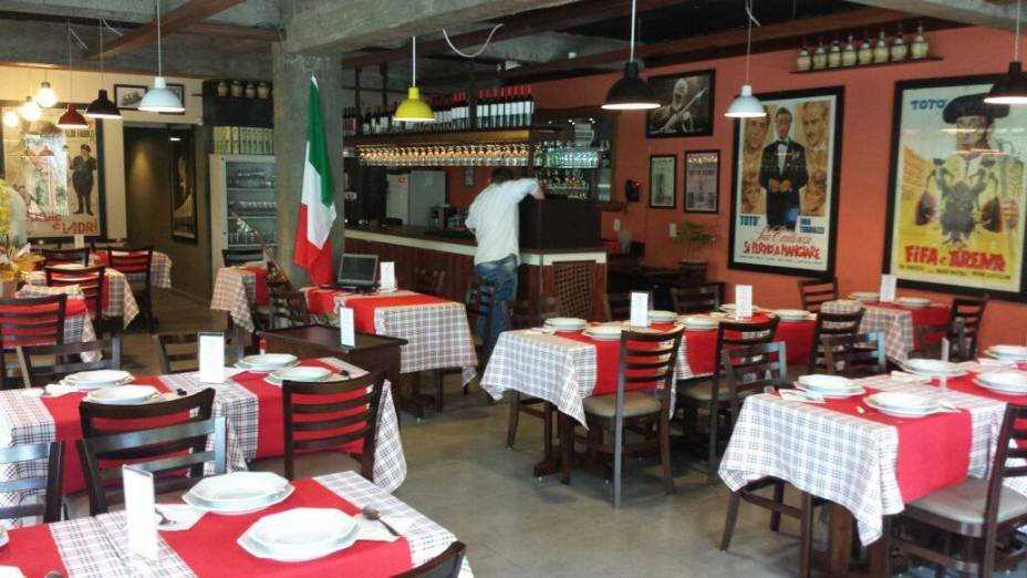 Pôsteres de antigos filmes italianos fazem parte da decoração. Pôsteres de antigos filmes italianos fazem parte da decoração.