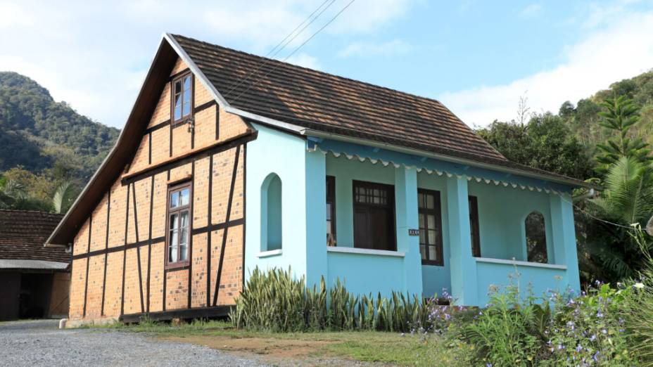 Algumas casas da Rota do Enxaimel tiveram suas fachadas cimentadas na época da Segunda Guerra.