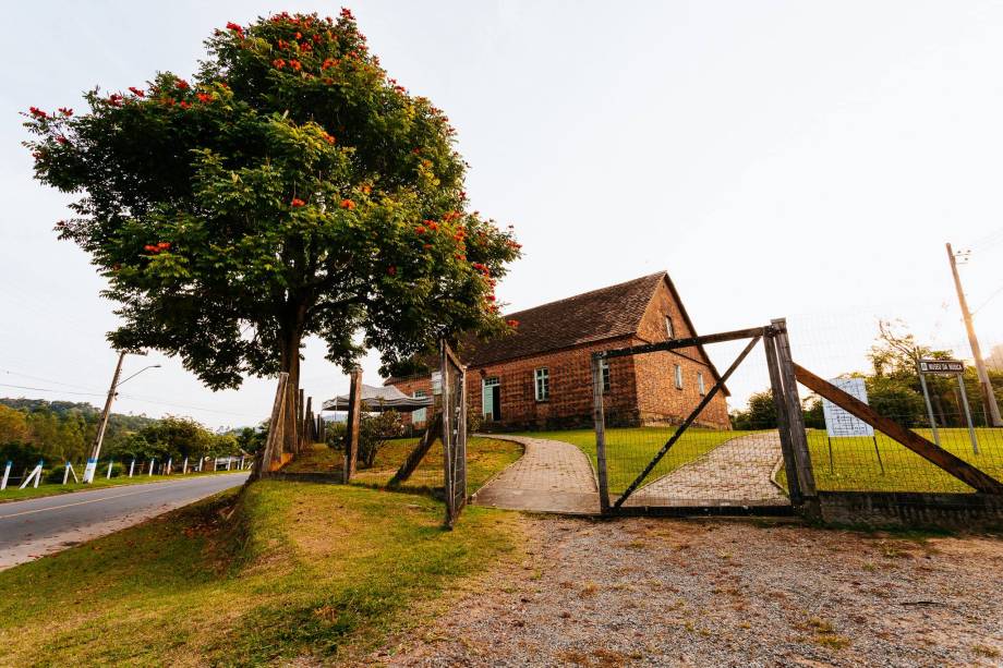 Timbó foi colonizada por imigrantes italianos e alemães. Timbó foi colonizada por imigrantes italianos e alemães.