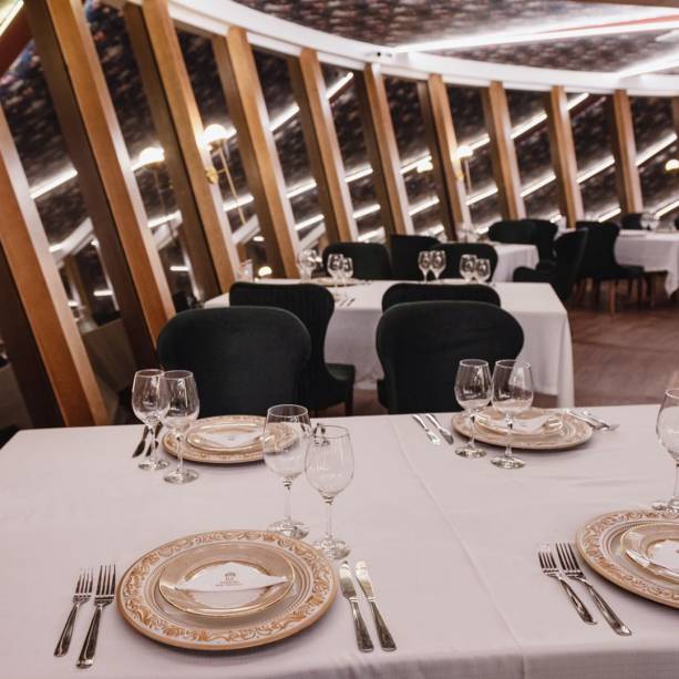 O RF Vision oferece café da manhã, almoço e jantar, mas os horários da noite podem não ser os melhores para apreciar a vista por conta dos reflexos no vidros. O RF Vision oferece café da manhã, almoço e jantar, mas os horários da noite podem não ser os melhores para apreciar a vista por conta dos reflexos no vidros.