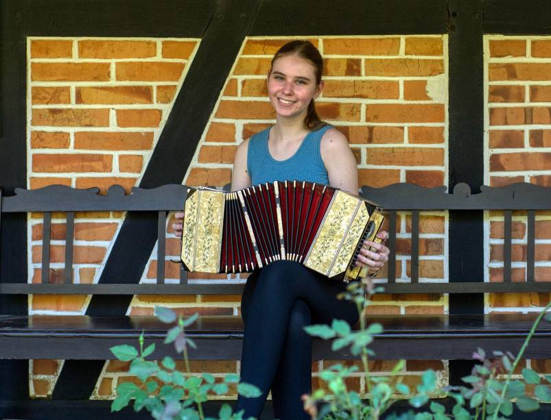 Júlia Beatriz toca o bandoneón para os visitantes da Casa Siewert.