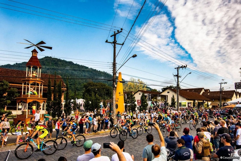 Largada do Desafio das Rochas no centro da cidade. Largada do Desafio das Rochas no centro da cidade.