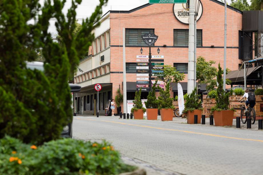 A cervejaria artesanal Schnornestein ocupa o prédio do antigo Mercado Weege.