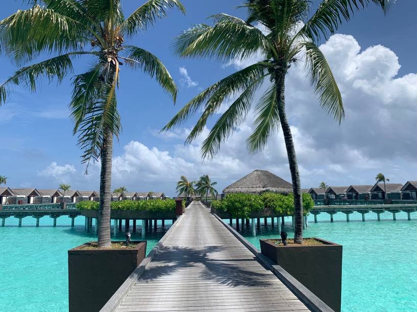 A dois passos do paraíso: passarela que leva aos bangalôs de palafitas do Niyama A dois passos do paraíso: passarela que leva aos bangalôs de palafitas do Niyama