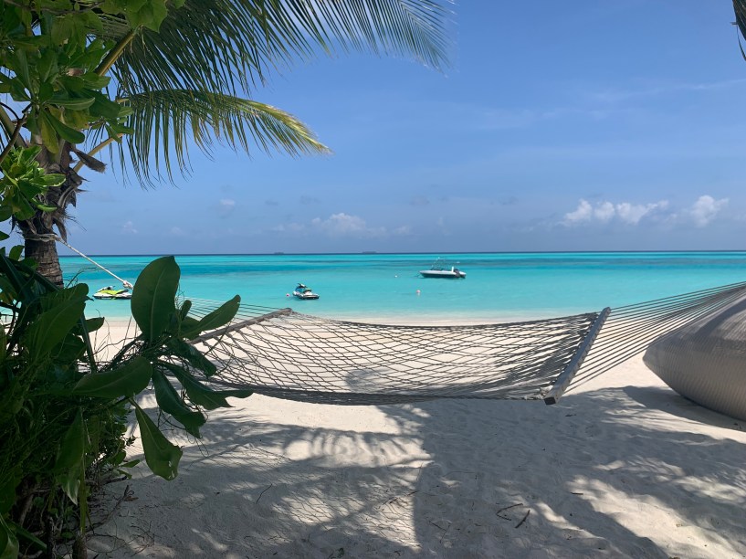 Sombra e água fresca na praia perfeita do Niyama