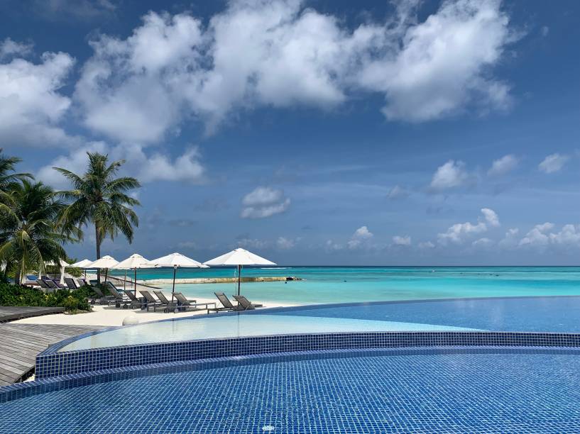 A piscina do Blu, um dos restaurantes pé na areia do Niyama