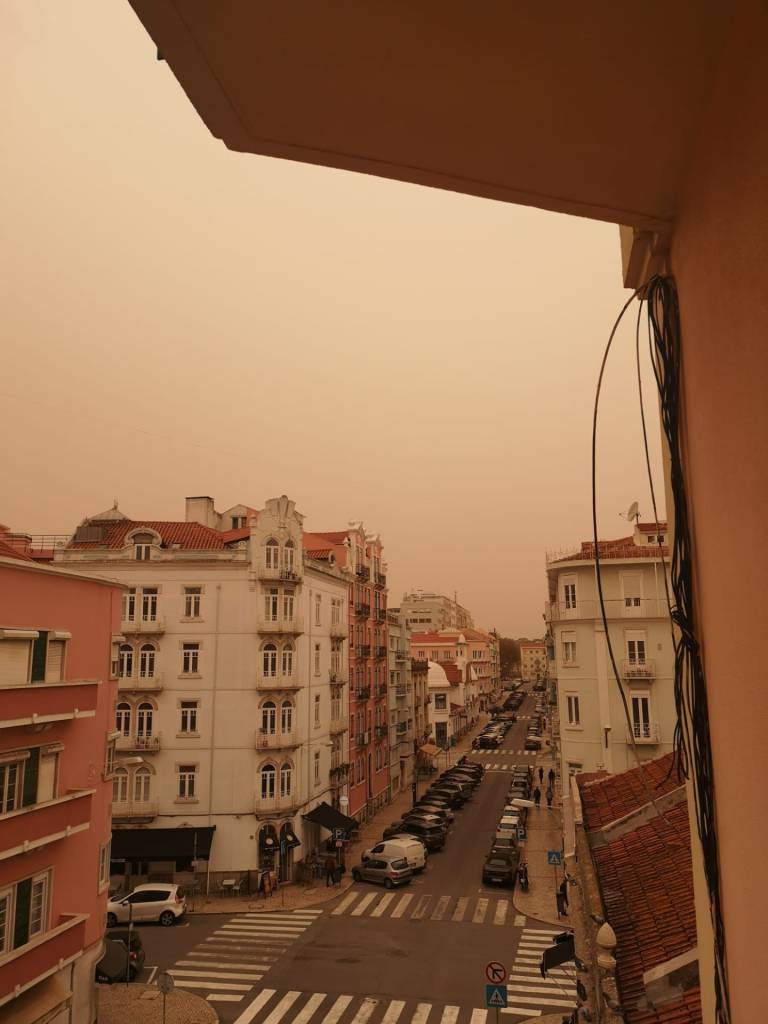 Aline A cidade de Lisboa com o céu completamente amarelo
