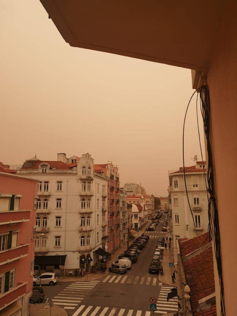 A cidade de Lisboa com o céu completamente amarelo