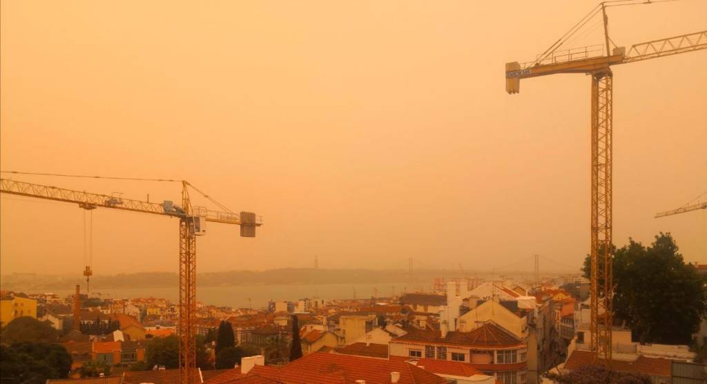 AlineAmigo A cidade de Lisboa com o céu completamente amarelo