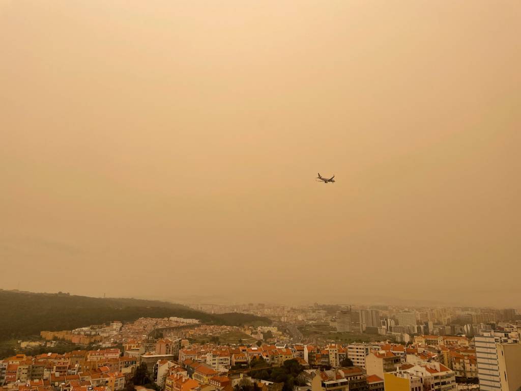 A cidade de Lisboa com o céu completamente amarelo