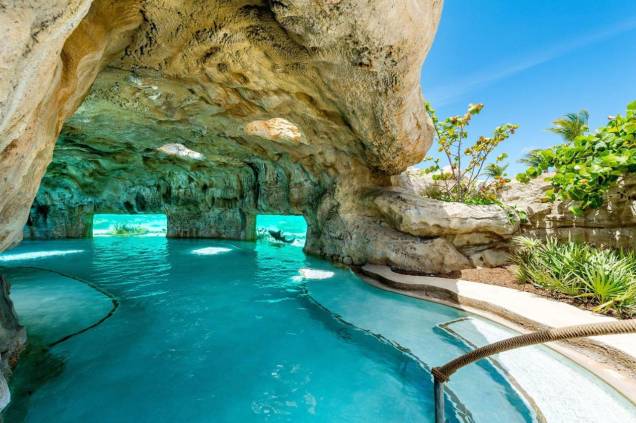 A Dean's Blue Hole Pool possui uma gruta artificial onde é possível observar peixes, tartarugas-marinhas, arraias e tubarões. A Dean's Blue Hole Pool possui uma gruta artificial onde é possível observar peixes, tartarugas-marinhas, arraias e tubarões.