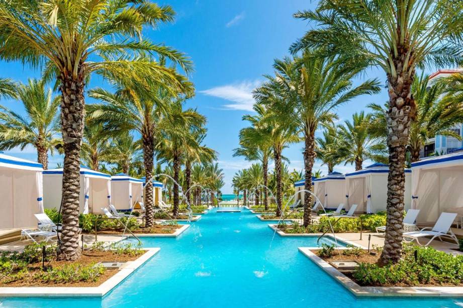 Piscina em frente ao hotel Grand Hyatt, dentro do complexo de Baha Mar.