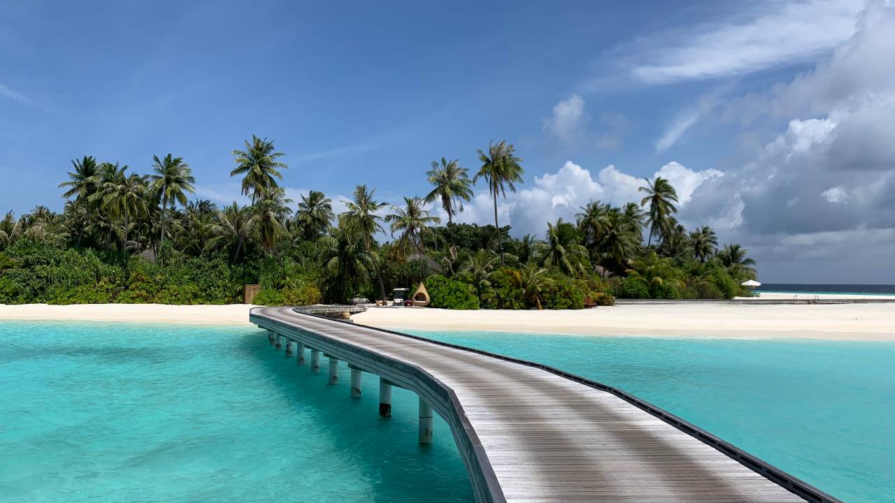 A praia escandalosamente branca do Kihavah, que acompanha toda a circunferência da ilha
