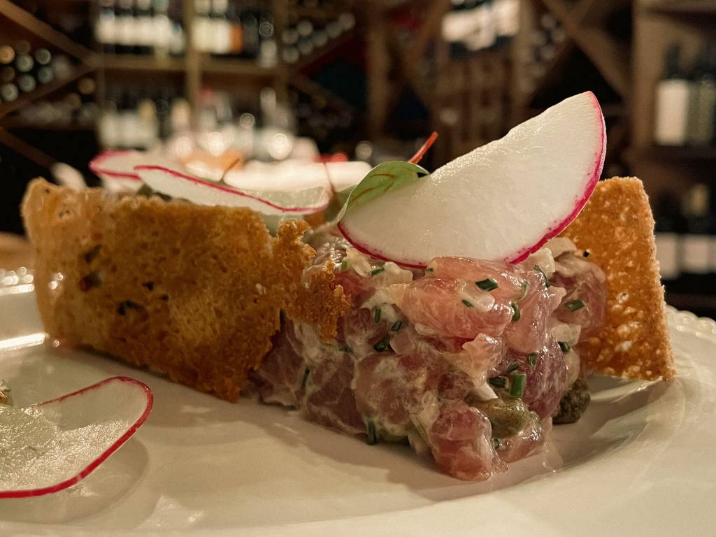 Tártaro de atum: cubos de peixe montados em forma de retângulo, com uma fatia de nabo por cima