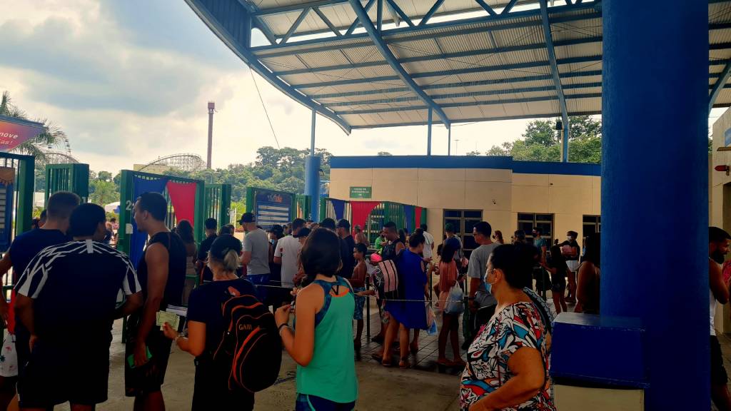 Wet’n Wild – filas A imagem mostra muitas pessoas em fila para entrar no parque aquático.