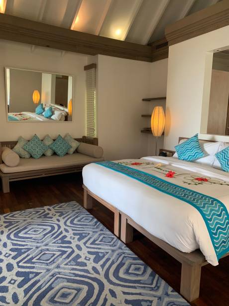 Tem sofá, escrivaninha, cama king size e closet Tem sofá, escrivaninha, cama king size e closet