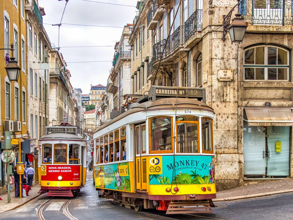 Eletrico Dois bondinhos coloridos circulando pelas ruas do centro histórico de Lisboa