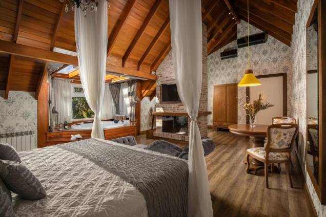 Os quartos mais luxuosos possuem lareira e banheira de hidromassagem Os quartos mais luxuosos possuem lareira e banheira de hidromassagem