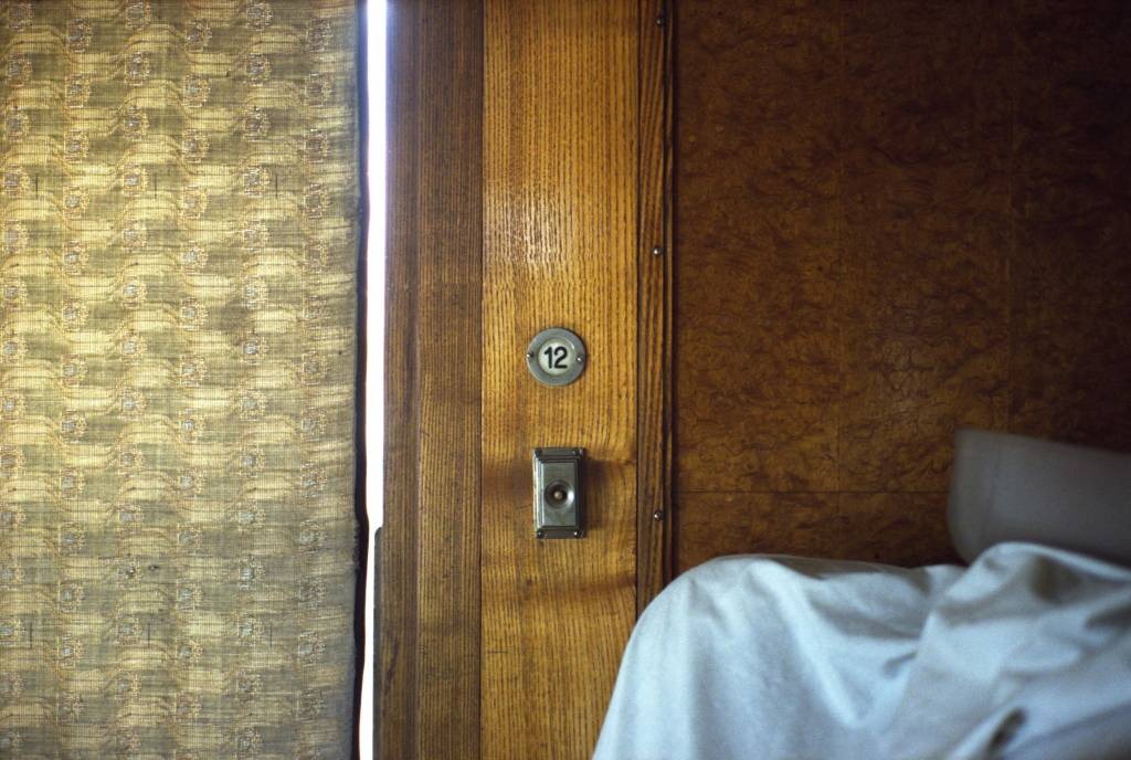 Detalhes do Orient Express A imagem mostra uma parede e a porta de um quarto em um vagão de trem antigo