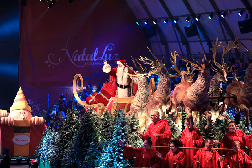 Papai Noel acena para o público ao final do desfile.