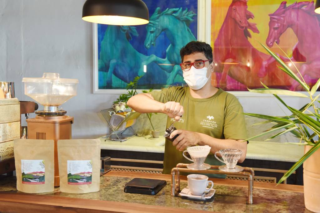 Bruno Couto_ Barista_ Fazenda Alliança A imagem mostra um homem branco fazendo café