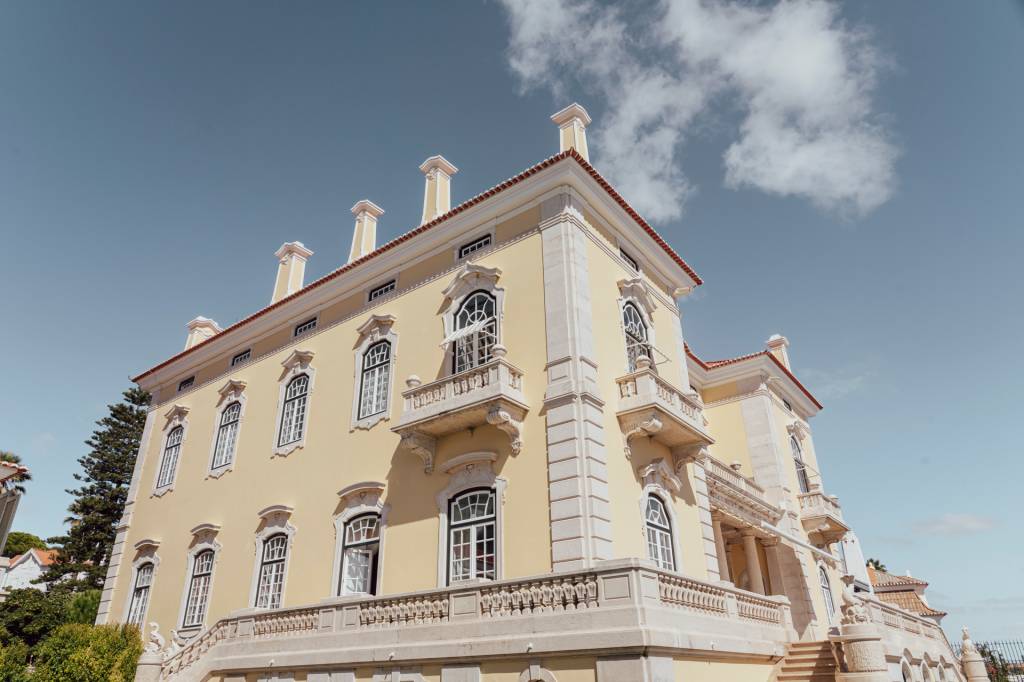 Palacete amarelo com detalhes em branco