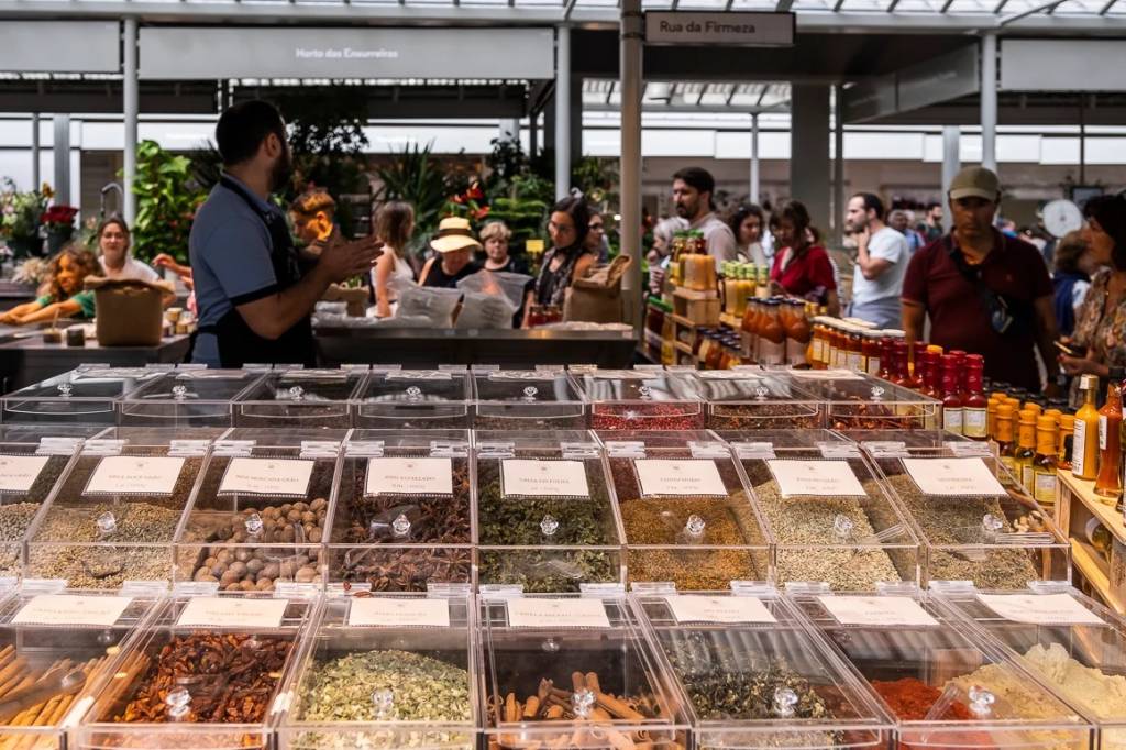 BOLHAO5 Banca de mercado mostrando frutos secos em diferentes compartimentos