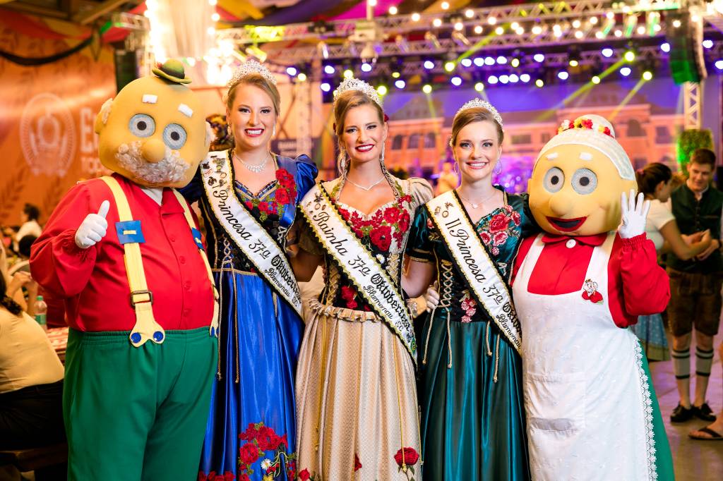 Oktoberfest Blumenau, Santa Catarina A imagem mostra três mulheres loiras com roupas típicas alemãs