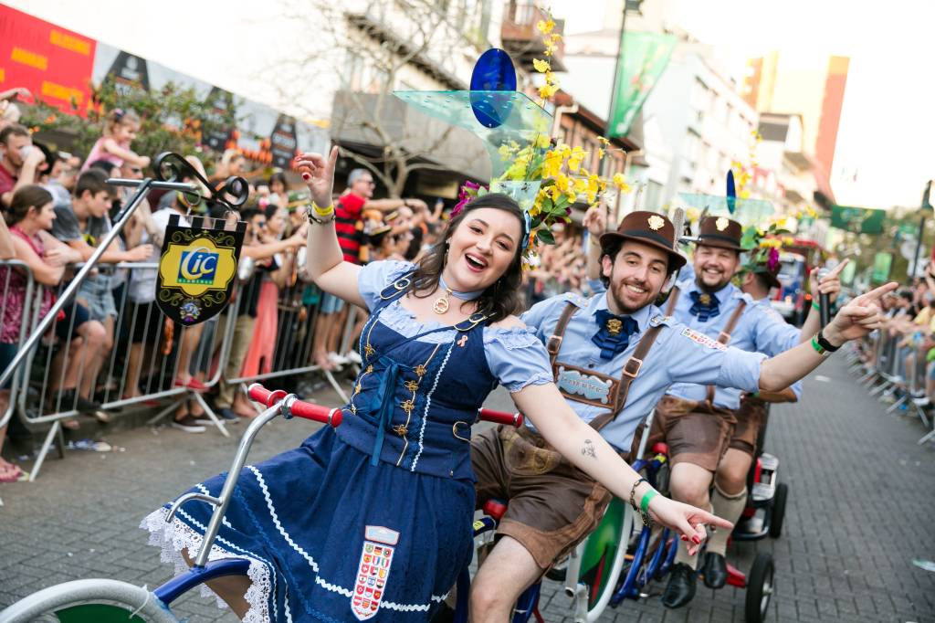 Oktoberfest Blumenau, Santa Catarina à imagem mostra pessoas felizes vestindo trajes alemães