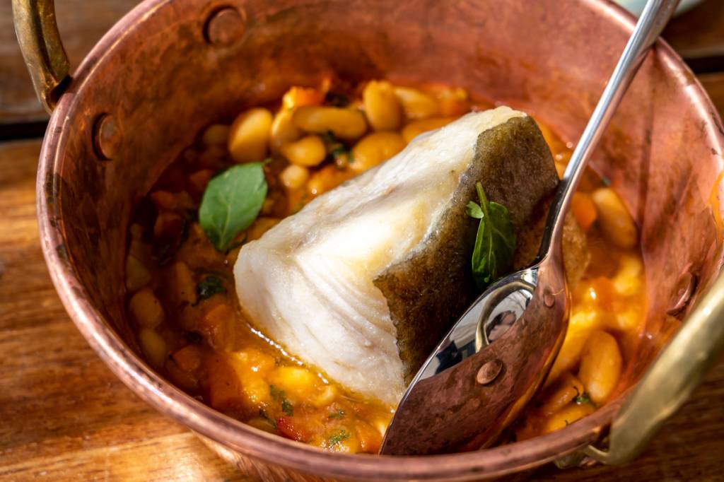 Posta de bacalhau com grãos em tacho de cobre