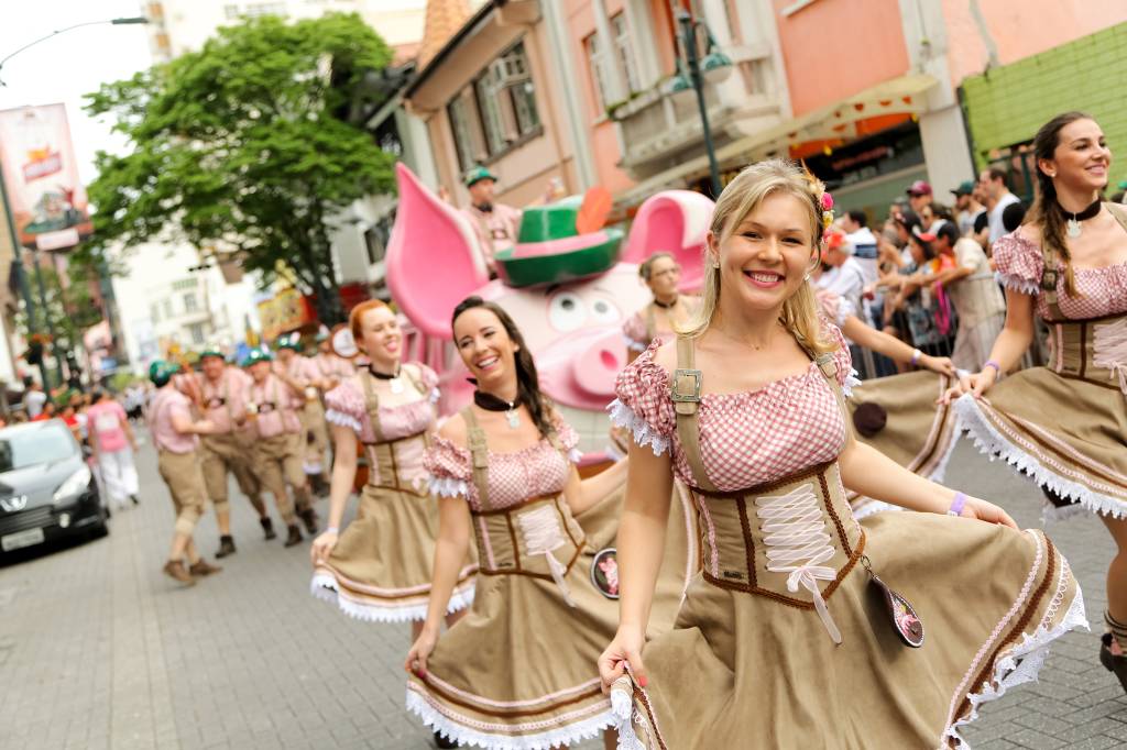 Oktoberfest Blumenau, Santa Catarina A imagem mostra mulheres com roupas típicas alemãs
