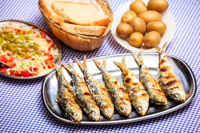 Sardinhas grelhadas com salada e batatas, Portugal