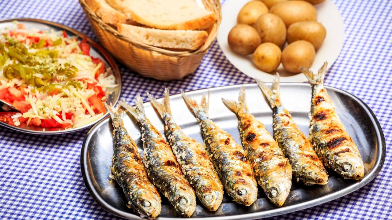 Sardinhas grelhadas com salada e batatas, Portugal