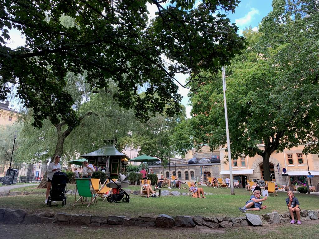 Södermalm – 3 Só relax na Mosebacke Torg.