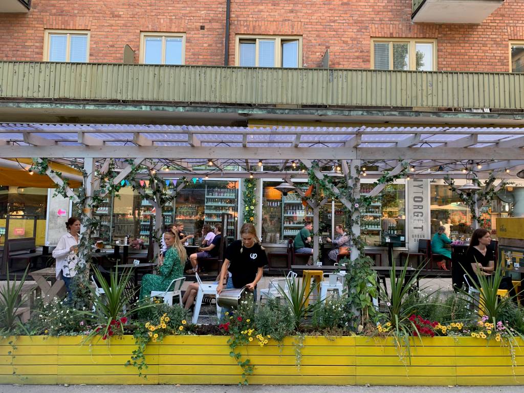 Södermalm – 8 Lute por uma mesa na Urban Deli, uma das esquinas mais animadas do bairro.