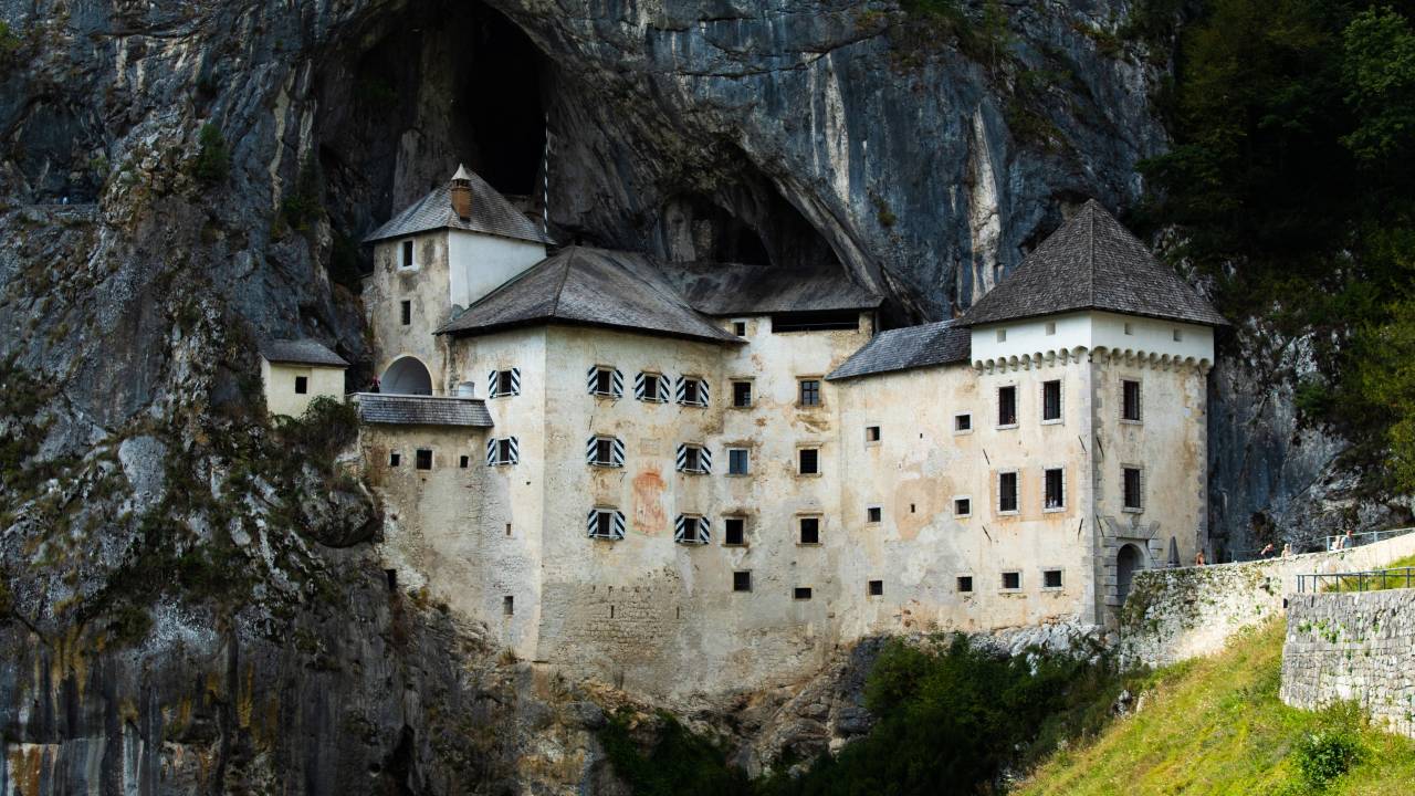 Castelo Predjama na Eslovênia