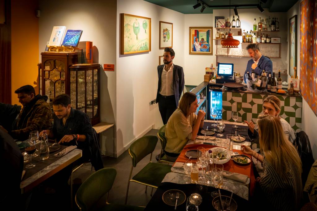 3 Sala de um restaurante com obras de arte na parede