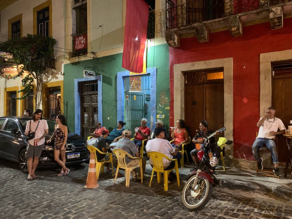 OLinda – 1 Do nada, uma musiquinha de qualidade rolando na calçada. Isso é Olinda.