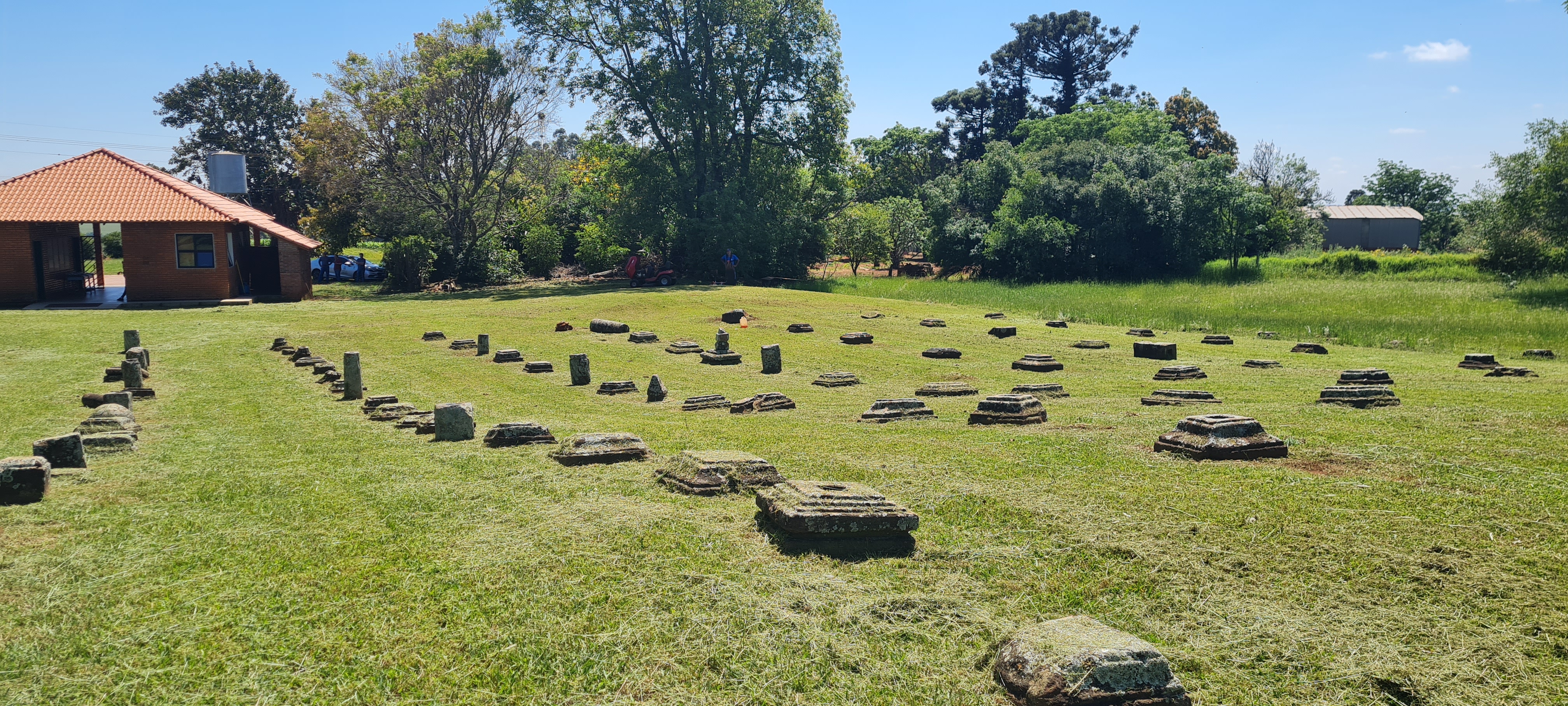 Sítio Arqueológico de São João Batista, Rota das Missões, Rio Grande do Sul, Brasil A imagem mostra pedras no chão