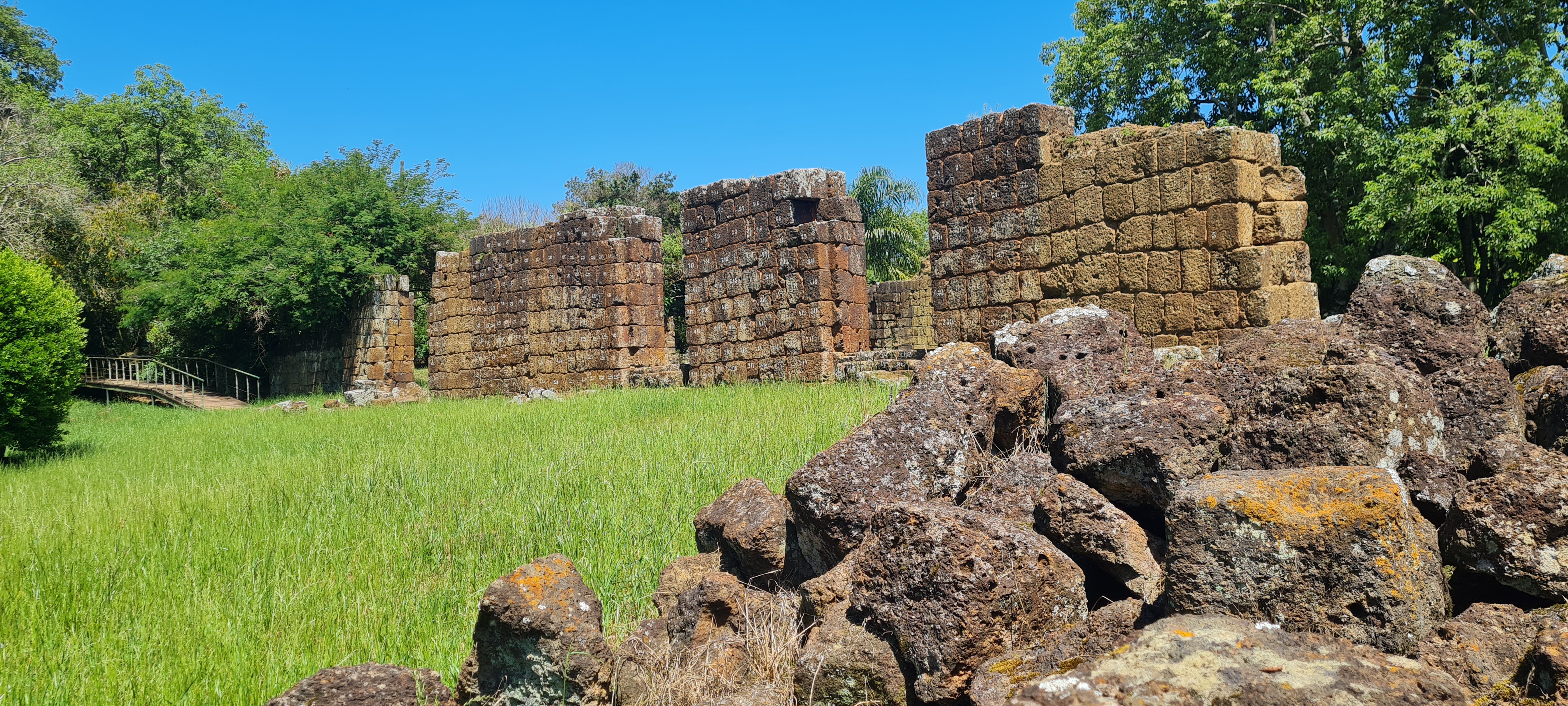 Sítio Arqueológico de São João Batista, Rota das Missões, Rio Grande do Sul, Brasil A imagem mostra paredes de pedras em ruínas