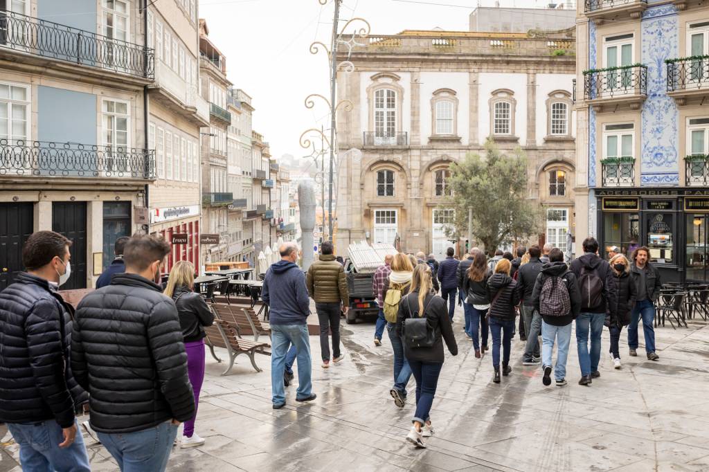 Grupo de pessoas caminha por uma rua fechada para pedestres