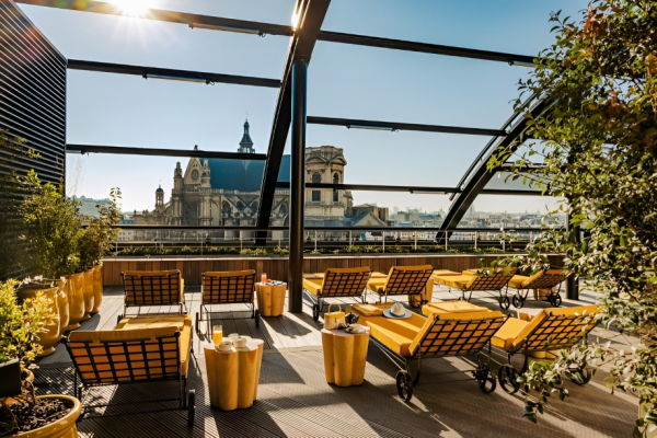 A foto mostra um hotel com teto de vidro