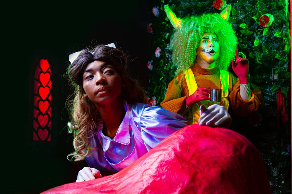 Alice, Hopi Hari, Vinhedo, São Paulo A imagem mostra uma atriz vestida com o vestido azul de Alice e um ator vestido como um gato