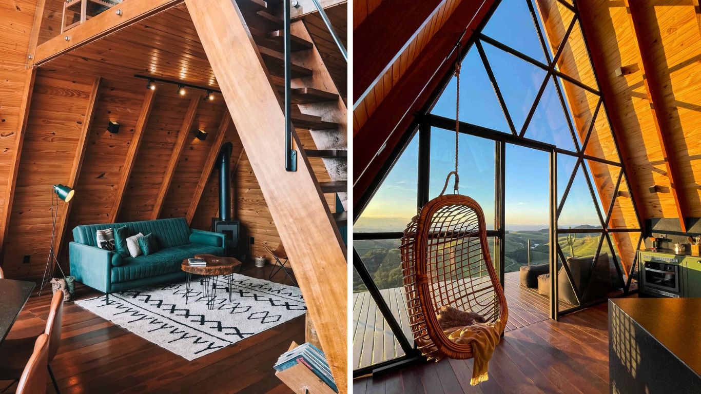 Duas imagens lado a lado de interiores de cabanas com paredes e tetos de madeira. &Agrave; esquerda, uma sala com sof&aacute; verde, tapete geom&eacute;trico e escada de madeira. &Agrave; direita, uma cabana com janelas triangulares do ch&atilde;o ao teto, vista para montanhas e uma cadeira suspensa de vime