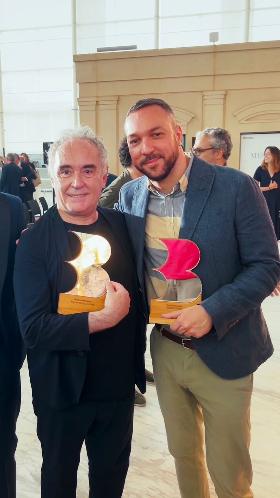 WhatsApp Image 2023-06-30 at 04.14.47 Ferran Adrià e Rafael Tonon empunham os troféus do prêmio Bites i Mos de La Generalitat